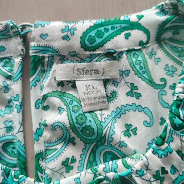 Blusa Sfera verde y blanca estampada. Talla 42/44.