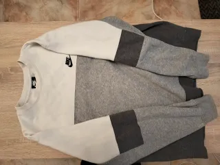 Sudadera Nike gris y blanca