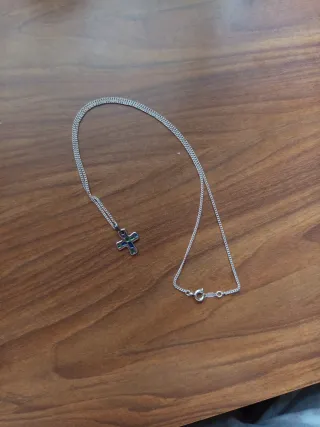 Collar con colgante de cruz plateado