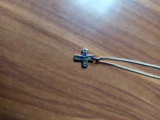 Collar con colgante de cruz plateado