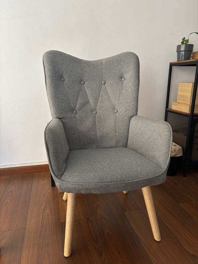 Poltrona in tessuto grigio con gambe in legno