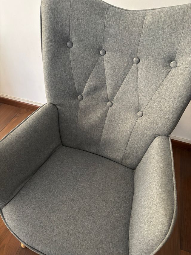 Poltrona in tessuto grigio con gambe in legno