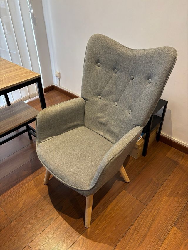 Poltrona in tessuto grigio con gambe in legno