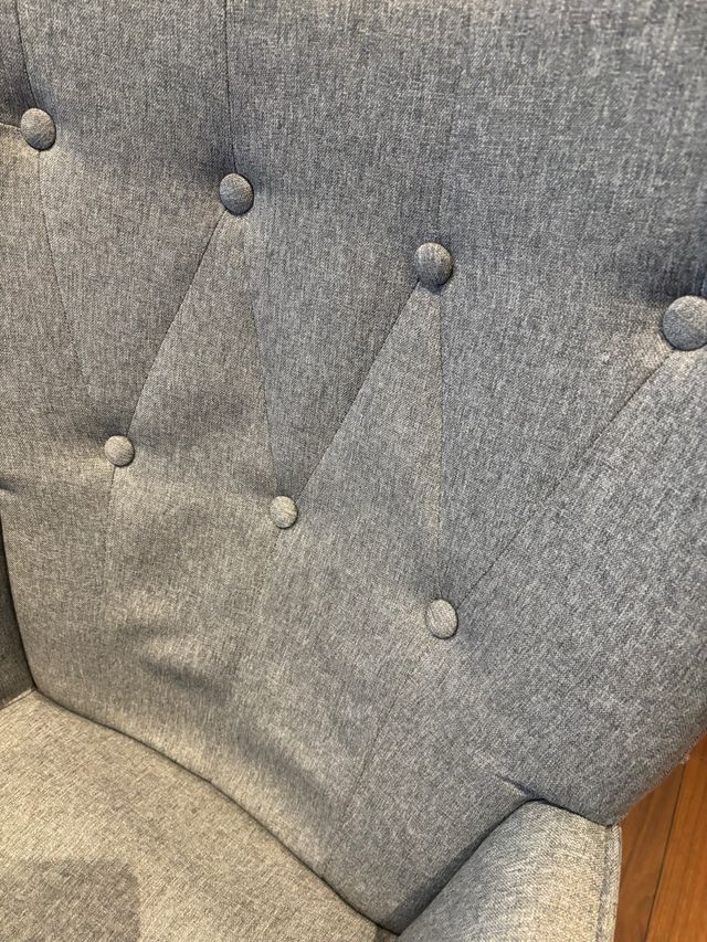 Poltrona in tessuto grigio con gambe in legno