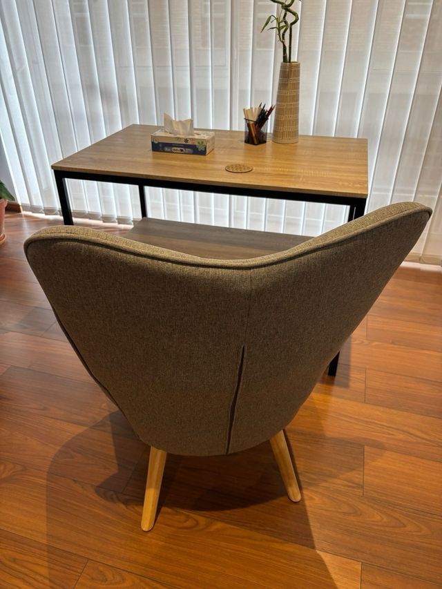 Poltrona in tessuto grigio con gambe in legno