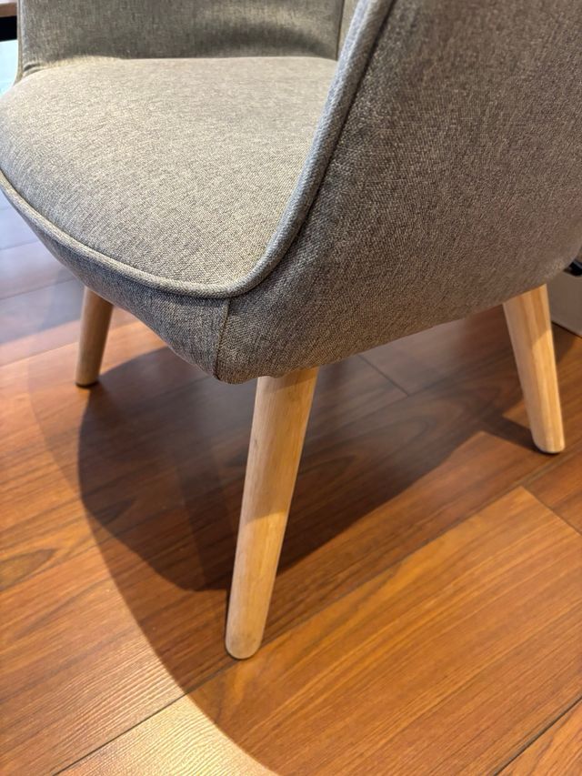 Poltrona in tessuto grigio con gambe in legno