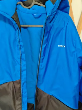 Chaqueta de nieve Decathlon Wedze azul y negra tal