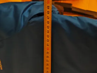 Chaqueta de nieve Decathlon Wedze azul y negra tal