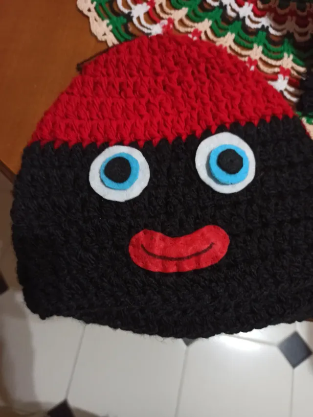Gorro de ganchillo negro y rojo
