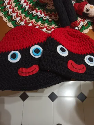 Gorro de ganchillo negro y rojo