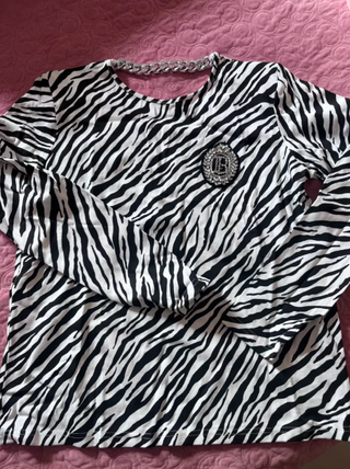 Camiseta cebra cadena y parche