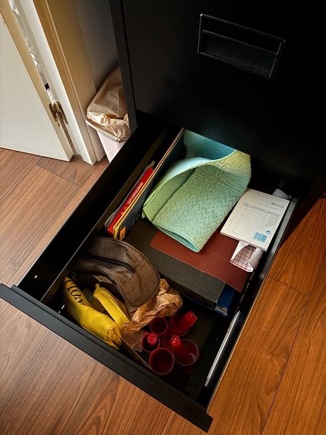 Mobile archivio metallico nero con serratura