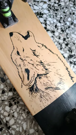 Skate con imagen de lobo