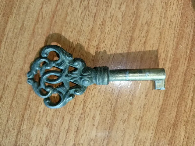 Llave de armario,mueble salón antiguo