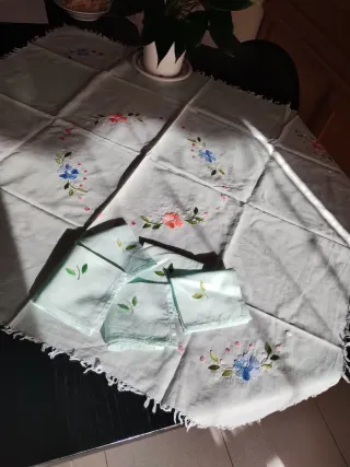 Tovaglia verde chiaro, cotone ricamata fiori