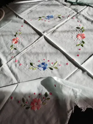 Tovaglia verde chiaro, cotone ricamata fiori