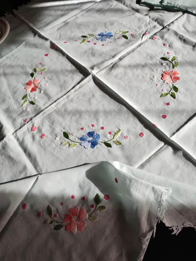 Tovaglia verde chiaro, cotone ricamata fiori