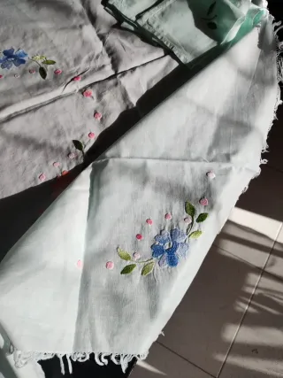 Tovaglia verde chiaro, cotone ricamata fiori
