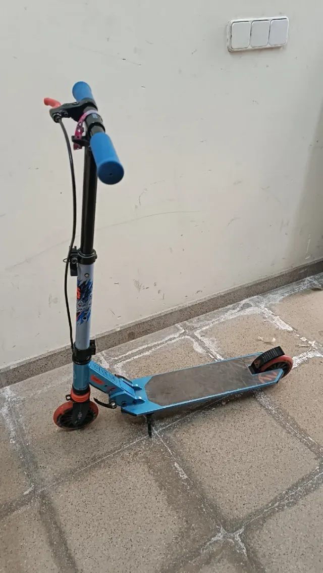 Patinete infantil azul y naranja