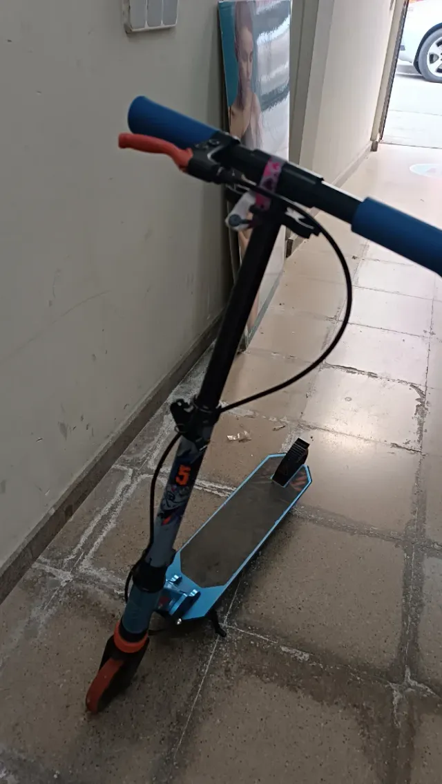 Patinete infantil azul y naranja