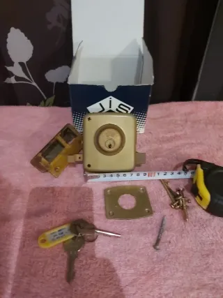 Cerradura JIS dorada con llaves