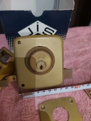 Cerradura JIS dorada con llaves