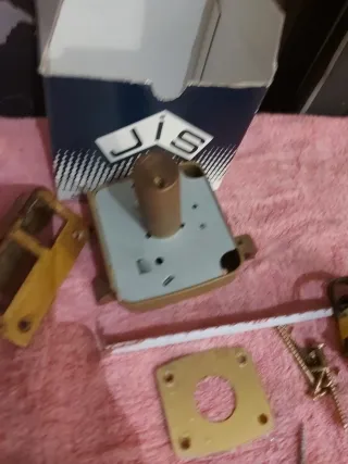 Cerradura JIS dorada con llaves