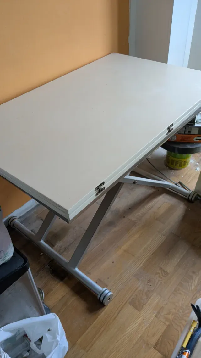 Mesa plegable y regulable en altura