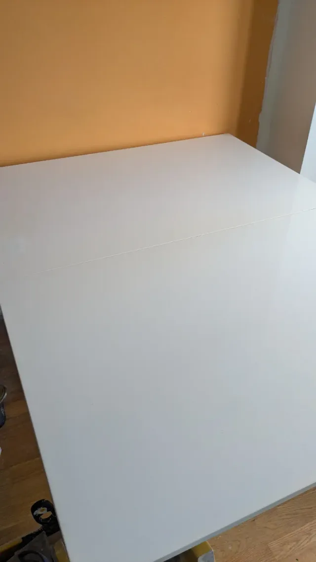 Mesa plegable y regulable en altura