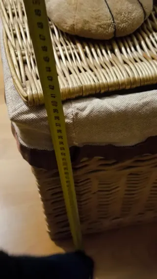 Baúl mimbre con peluche perro