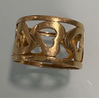 Anillo de oro con corazones