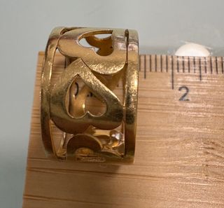 Anillo de oro con corazones