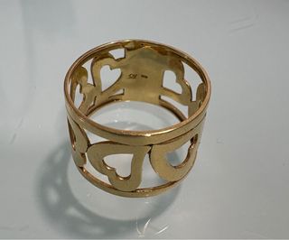 Anillo de oro con corazones