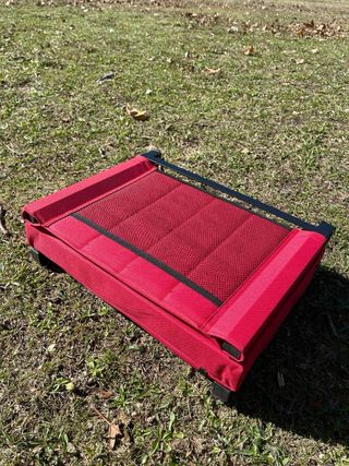 Silla plegable roja y negra