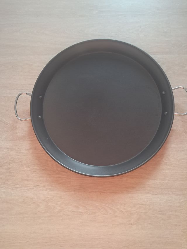 Paellera metálica negra con asas