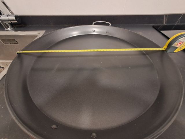 Paellera metálica negra con asas