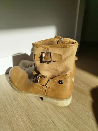 Botas beige con hebillas