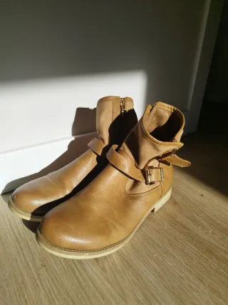 Botas beige con hebillas