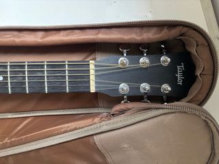 Guitarra con Funda Taylor Baby