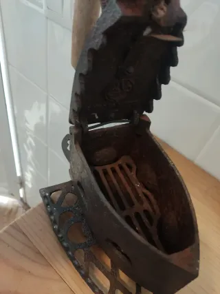 Plancha antigua de carbón con reposa plancha