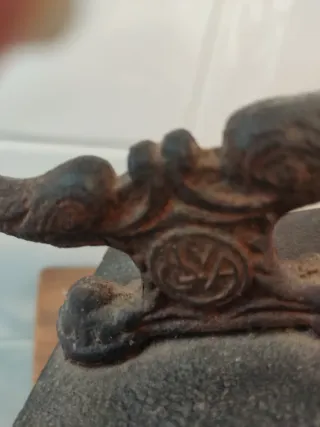 Plancha antigua de carbón con reposa plancha