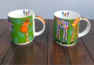 2 tazze con giraffe impilabili.