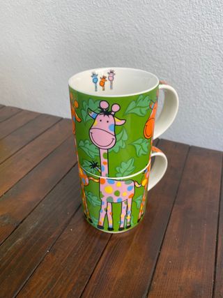 2 tazze con giraffe impilabili.
