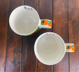 2 tazze con giraffe impilabili.