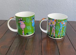 2 tazze con giraffe impilabili.