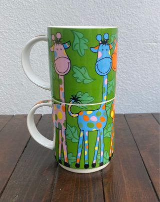2 tazze con giraffe impilabili.