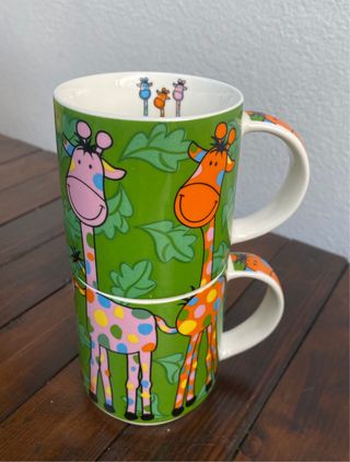 2 tazze con giraffe impilabili.