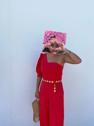 Mono largo asimétrico rojo con cinturón dorado