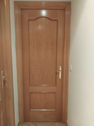 Puerta de roble maciza