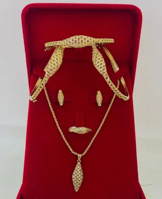 Conjunto de acero dorado